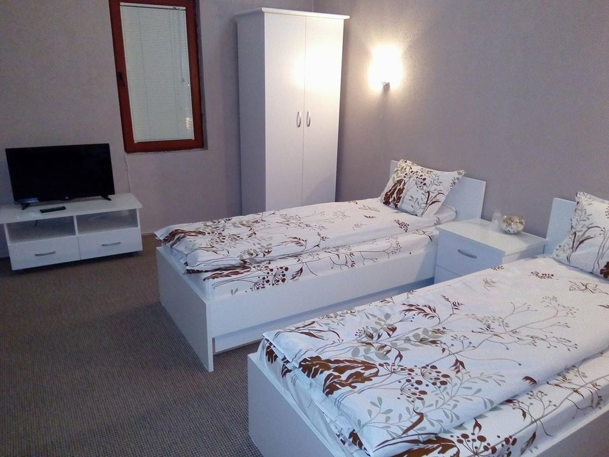 Bed and Breakfast Kafana "Kaj Zoki" Probistip Экстерьер фото